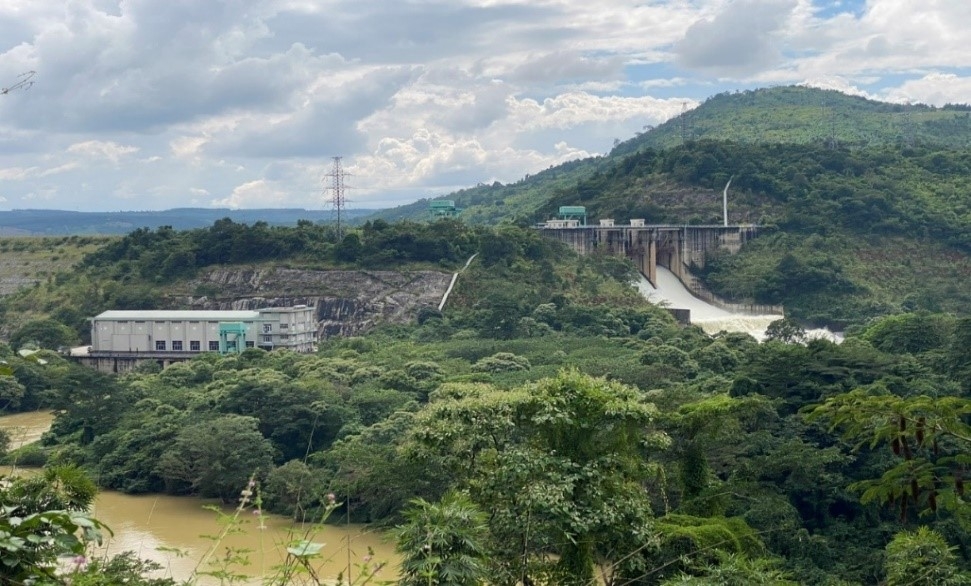 Toàn cảnh Nhà máy điện Buôn Tua Srah đang điều tiết nước qua tràn để giảm lũ về hạ du.