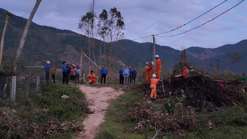 Lực lượng tình nguyện Công ty CP Nhiệt điện Bà Rịa nỗ lực làm việc ngày đêm để khôi phục cấp điện cho bà con tại xã Đề Gi tỉnh Gia Lai