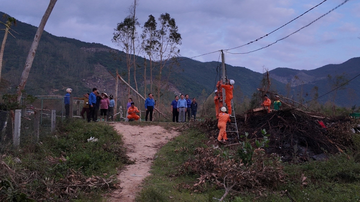 Lực lượng tình nguyện Công ty CP Nhiệt điện Bà Rịa nỗ lực làm việc ngày đêm để khôi phục cấp điện cho bà con.