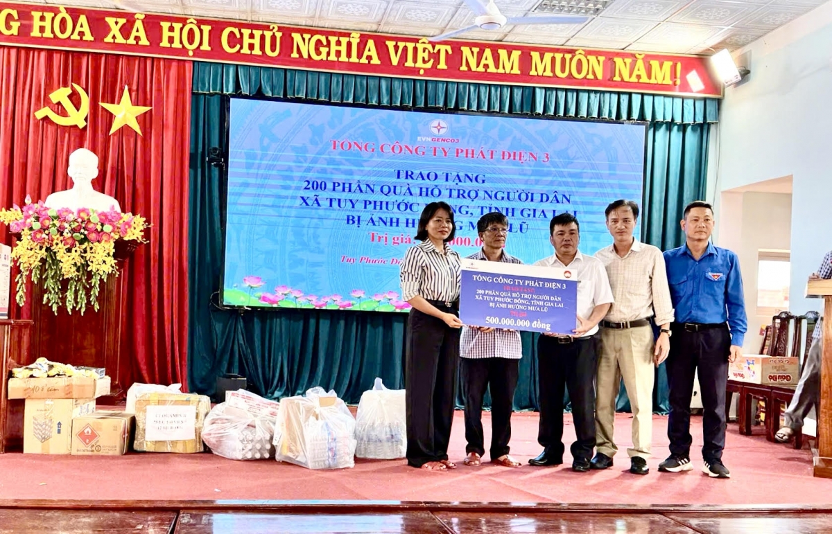 Đại diện EVNGENCO3 trao tượng trưng quà hỗ trợ trị giá 500 triệu đồng cho Lãnh đạo xã Tuy Phước Đông, tỉnh Gia Lai