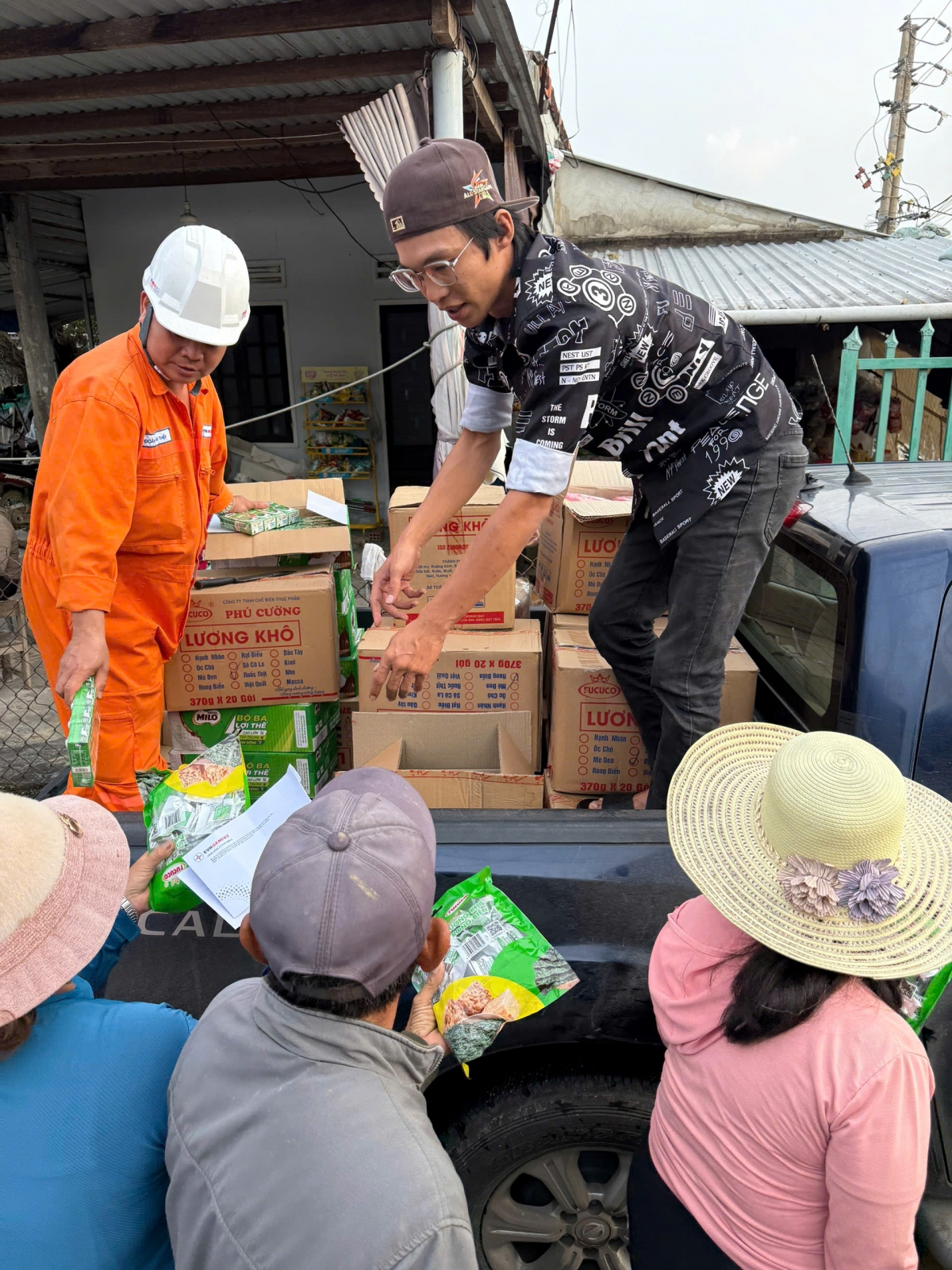 Cùng nhà tài trợ trao quà tặng cho người dân vùng lũ thôn Huỳnh Giản, tỉnh Gia Lai