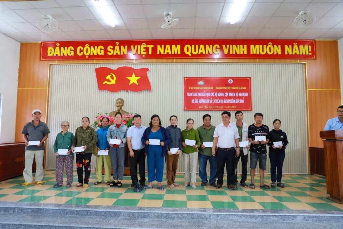 Ông Phan Bửu Đảo - Phó Chủ tịch Công đoàn Cơ quan Tổng Công ty và đại diện UBND xã Đức Phổ (Quảng Ngãi) trao quà cho các hộ dân.