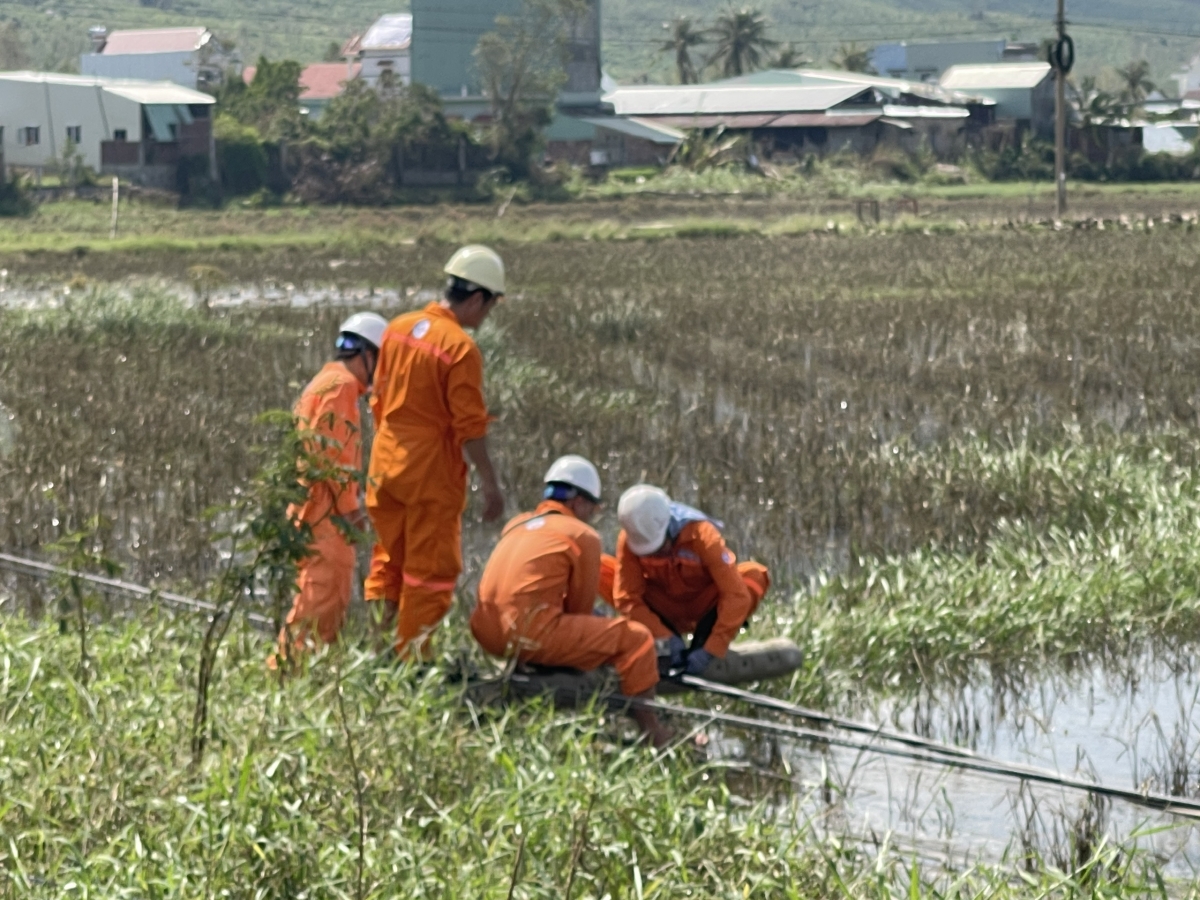 Các kỹ sư, công nhân EVNGENCO3 hỗ trợ sửa điện tại Phường Đông Hòa, xã Hòa Thịnh, tỉnh Đắk Lắk