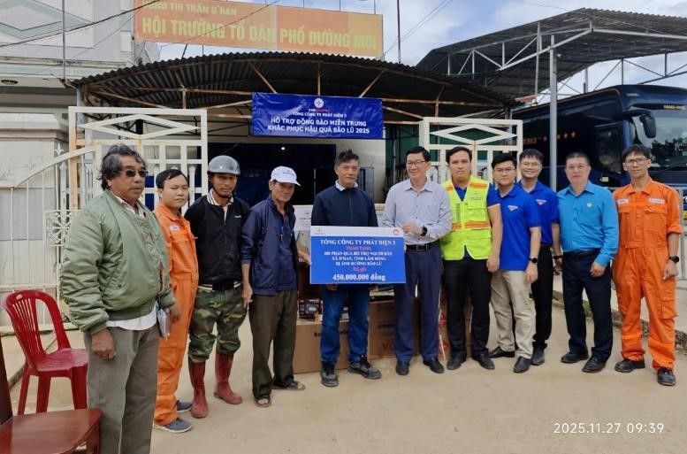 Ông Vũ Quang Sáng - Chủ tịch Công đoàn EVNGENCO3 cùng đại diện Đoàn Thanh niên EVNGENCO3, Công ty Nhiệt điện Vĩnh Tân trao bảng tượng trưng hỗ trợ cho đại diện UBND xã D’Ran, tỉnh Lâm Đồng