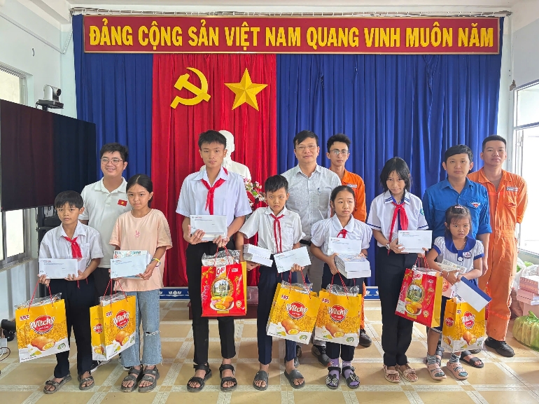 Đoàn Công ty EPS (đơn vị trực thuộc EVNGENCO3) phối hợp với Ủy ban MTTQ Việt Nam xã Phú Hoà 1 trao tặng quà cho 30 em học sinh thuộc diện hoàn cảnh đặc biệt khó khăn, bị ảnh hưởng bởi bão lũ