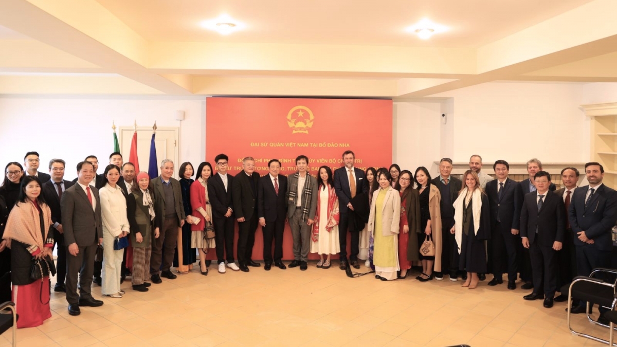 Trưởng Ban Nội chính Trung ương Phan Đình Trạc gặp gỡ cán bộ, nhân viên Đại sứ quán và cộng đồng Việt Nam tại Bồ Đào Nha (Ảnh: TTXVN)