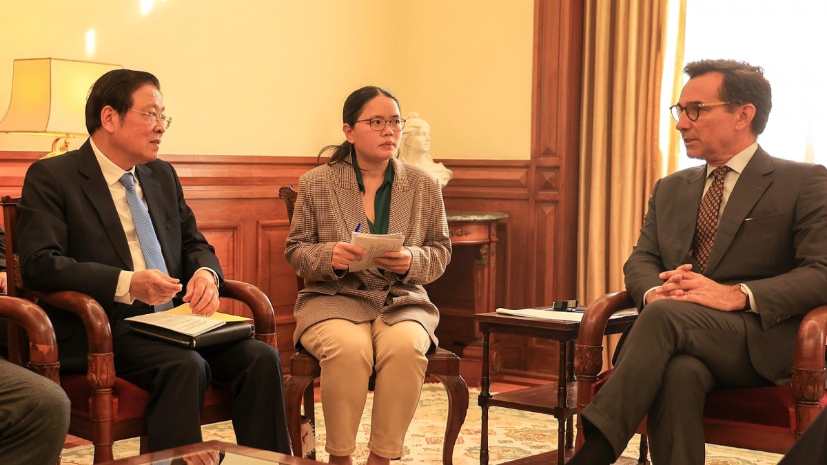 Ông Phan Đình Trạc gặp và làm việc với Phó Chủ tịch Quốc hội Marcos Perestrello (Ảnh: TTXVN)