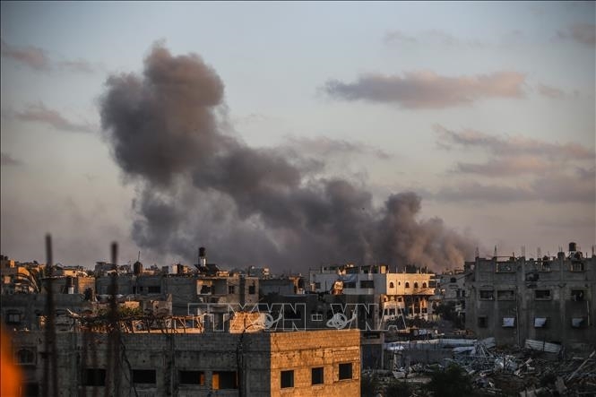 Khói bốc lên sau cuộc không kích của Israel tại trại tị nạn Jabalia, dải Gaza
