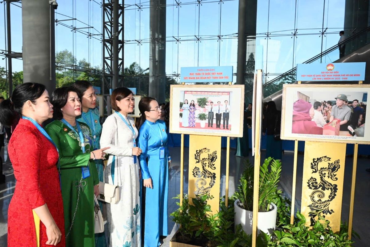 Các đại biểu xem triển lãm về các hoạt động nổi bật nhiệm kỳ qua của Ủy ban MTTQ TP.HCM (ảnh: MTTQ)