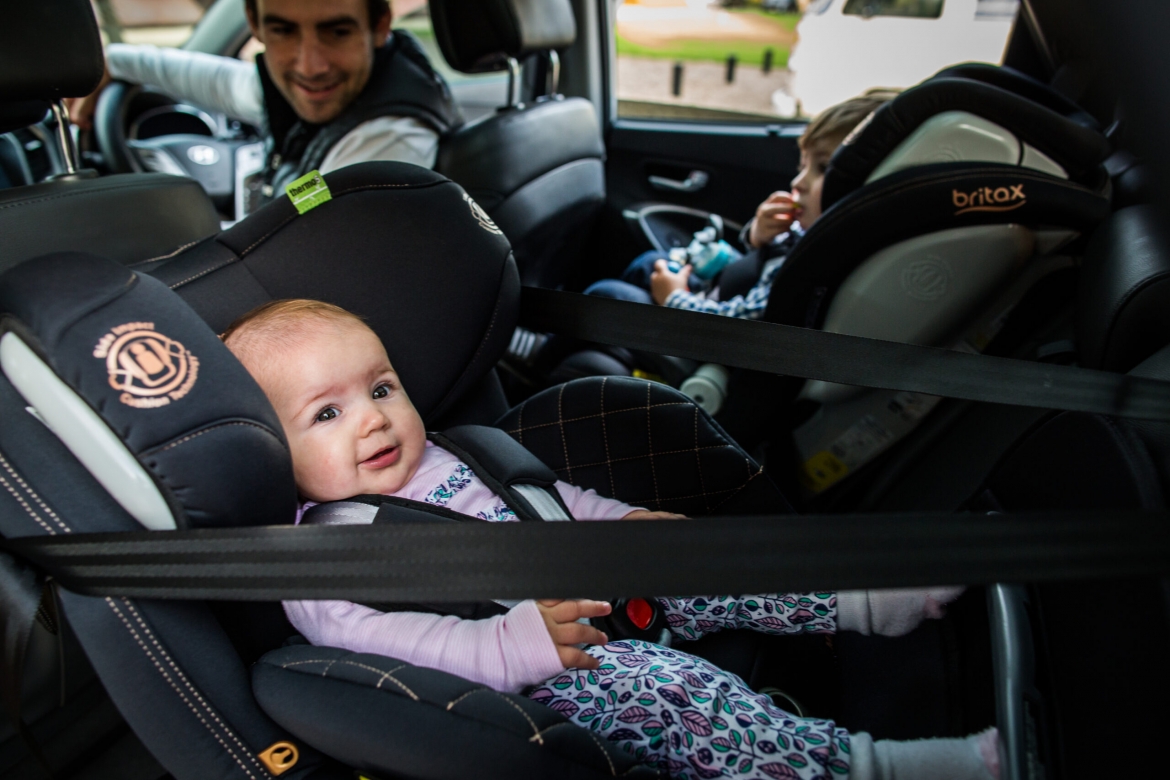 Trẻ em được đặt trong ghế trẻ em trong xe ô tô tại Australia. Nguồn: Kid Safe