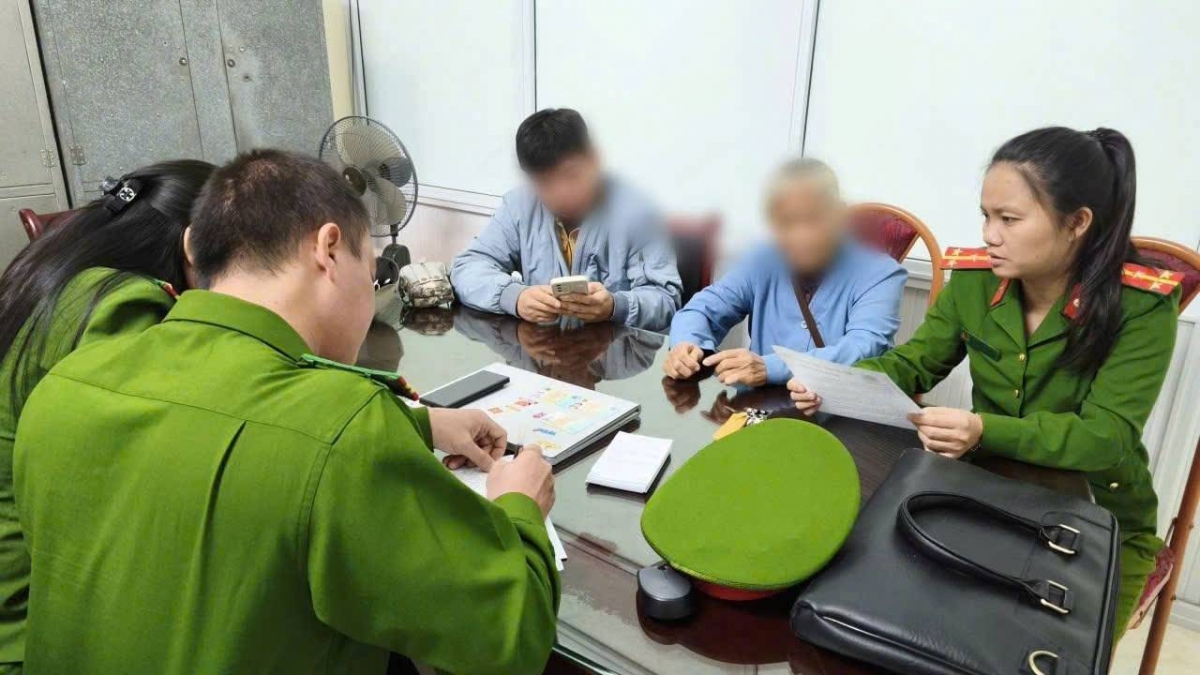  Bà O. đến trình báo tại trụ sở công an phường Ngô Quyền. (Ảnh: Công an Hải Phòng)