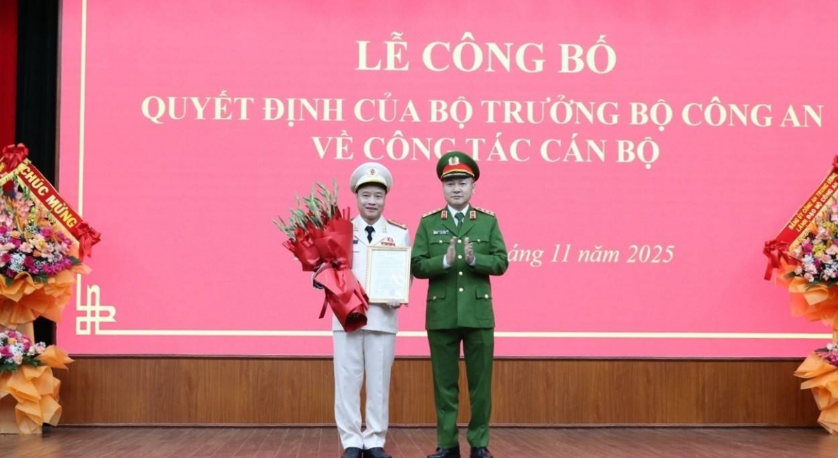 Thay mặt Bộ trưởng Bộ Công an, Thượng tướng Nguyễn Ngọc Lâm, Thứ trưởng Bộ Công an trao quyết định cho Thượng tá Vũ Thanh Tùng. Cổng thông tin điện tử tỉnh Lạng Sơn