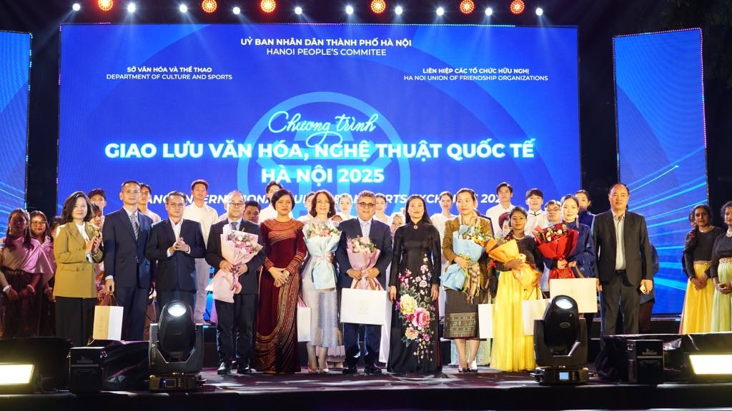 Ban Tổ chức tặng hoa và quà tới các đoàn nghệ thuật các Đại sứ quán