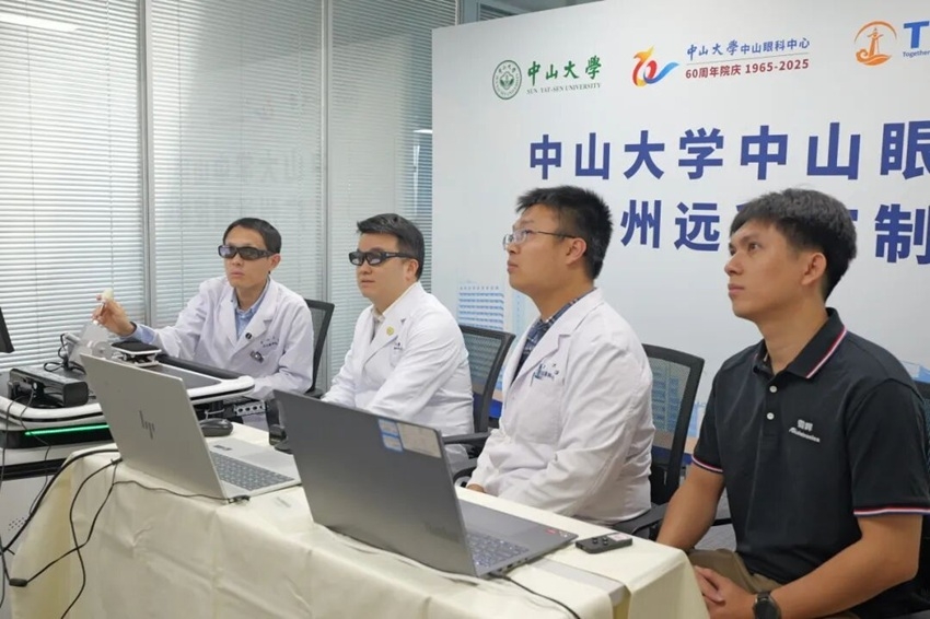 Giáo sư Lâm Hạo Thiên cùng nhóm nghiên cứu tiến hành gỡ lỗi robot phẩu thuật. Ảnh: Stdaily