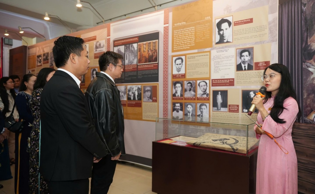 Triển lãm giới thiệu 370 tư liệu, hình ảnh và hiện vật quý về quá trình hoạt động cách mạng của Chủ tịch Hồ Chí Minh tại Trung Quốc