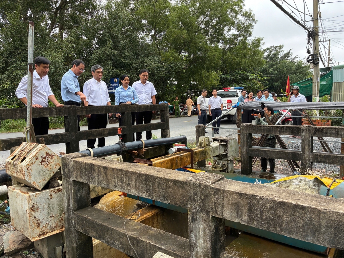 Phó Bí thư Thành ủy, Chủ tịch Ủy ban Mặt trận Tổ quốc Việt Nam TP.HCM Nguyễn Phước Lộc thị sát công tác khắc phục ngập úng do triều cường tại xã Bình Lợi. (Ảnh: T.H)