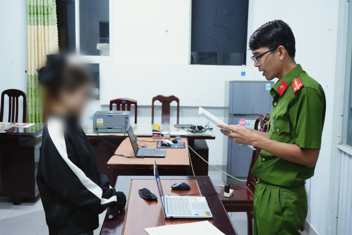 Cơ quan Cảnh sát điều tra tống đạt các quyết định đối với N.L.H.D.- Ảnh Công an cung cấp