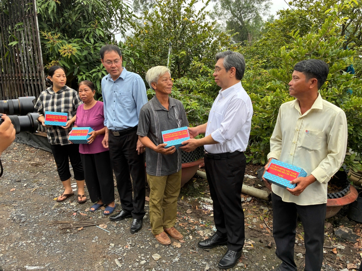 Ông Nguyễn Phước Lộc thăm hỏi, động viên nông dân và lực lượng tham gia khắc phục ngập úng do triều cường.  (Ảnh: T.H)