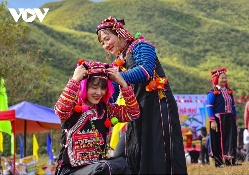 Phụ nữ Hà Nhì ở Điện Biên chuẩn bị tham gia hội vui bản mường