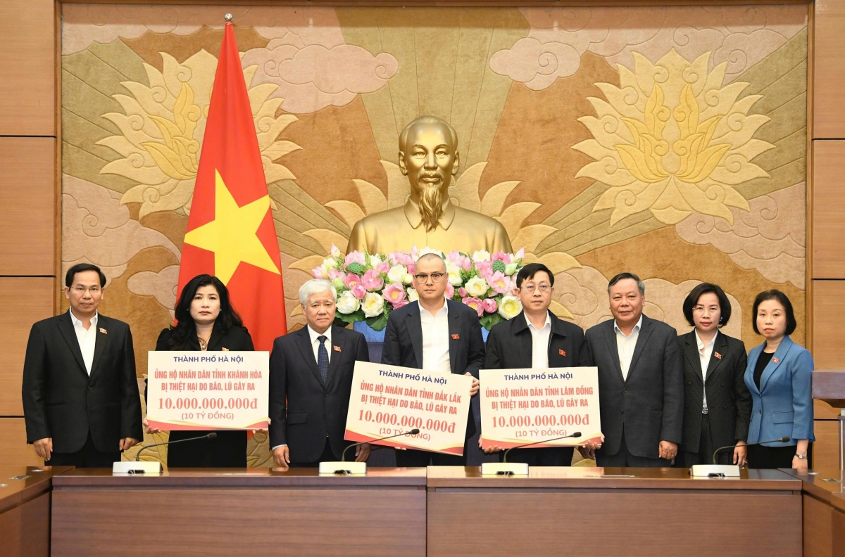 Phó Bí thư Thường trực Thành ủy Hà Nội Nguyễn Văn Phong trao kinh phí hỗ trợ cho các tỉnh: Đắk Lắk, Lâm Đồng, Khánh Hòa. Ảnh: Như Ý