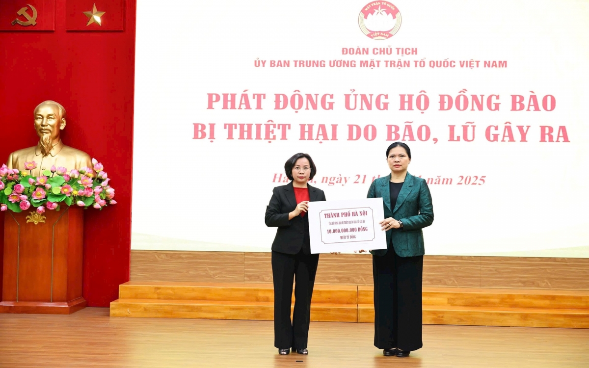 Bà Hà Thị Nga, Phó Chủ tịch Ủy ban Trung ương MTTQ Việt Nam tiếp nhận số tiền ủng hộ 10 tỷ đồng từ bà Bùi Huyền Mai, Chủ tịch Ủy ban MTTQ Việt Nam thành phố Hà Nội.
