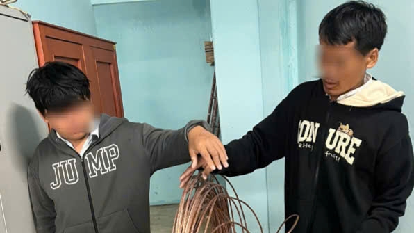 Hai đối tượng trộm cắp dây cáp đồng đã bị công an bắt giữ. (ảnh: CA)