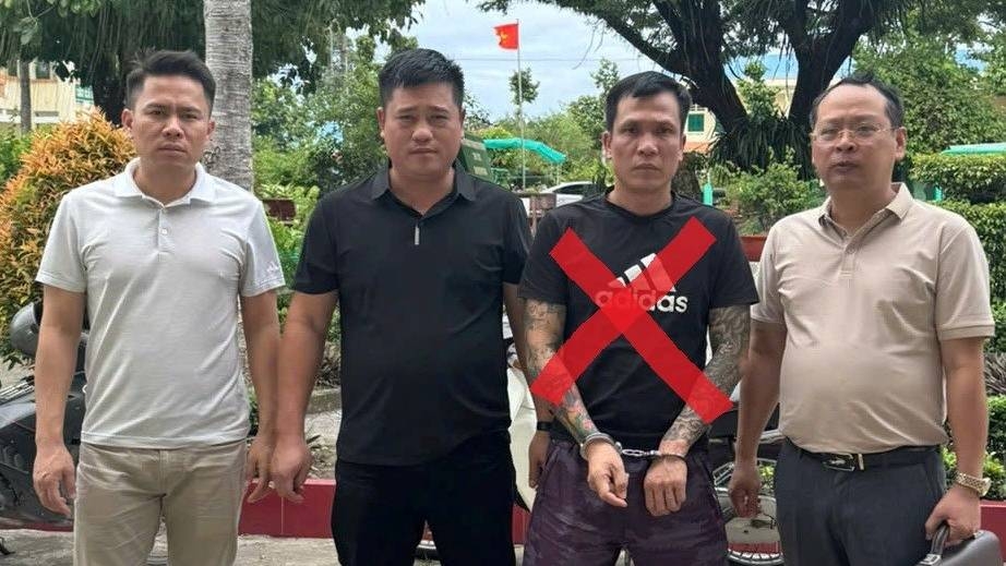 Đối tượng Trần Văn Quang (x) bị lực lượng công an bắt giữ. (Ảnh: Công an Hải Phòng)