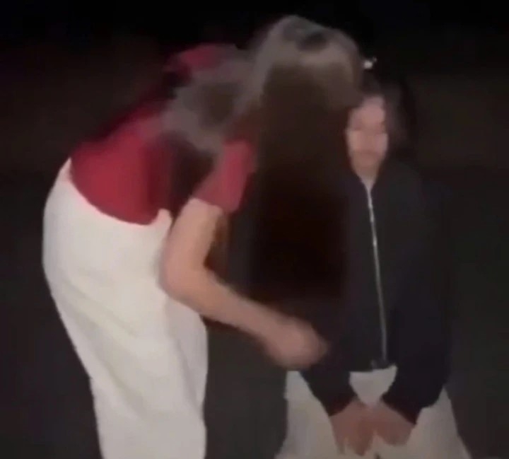 Cô gái bị bắt quỳ, đánh hội đồng. (Ảnh cắt từ clip)