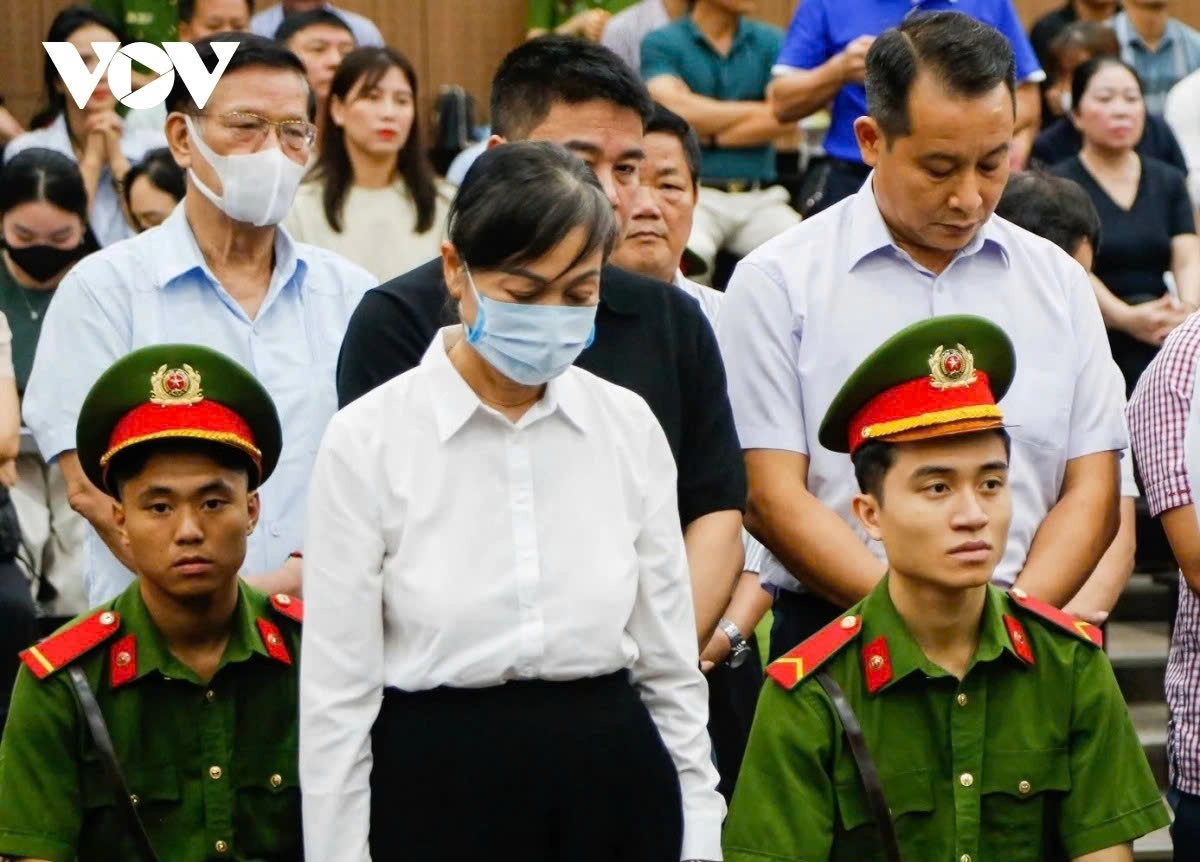 Cựu Bí thư Tỉnh ủy Vĩnh Phúc (cũ) Hoàng Thị Thúy Lan và các bị cáo tại phiên tòa sơ thẩm. (Ảnh: Trọng Phú)