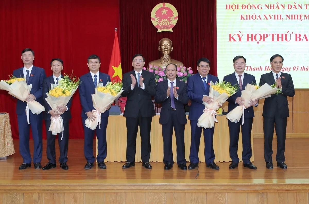 Phó Chủ tịch Thường trực HĐND tỉnh và các Phó Chủ tịch UBND tỉnh tặng hoa chúc mừng các đồng chí vừa được bầu giữ chức Ủy viên UBND tỉnh và Trưởng Ban Pháp chế, Trưởng Ban Dân tộc HĐND tỉnh.