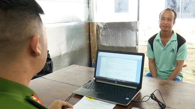 Công an lấy lời khai đối với bị can Nguyễn Văn Phúc để điều tra về hành vi hiếp dâm người dưới 16 tuổi