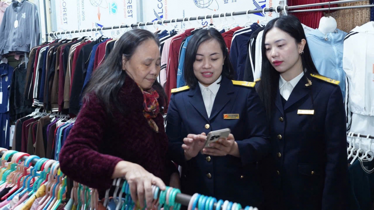 Sau những ý kiến đóng góp từ các đại biểu Quốc hội và các chuyên gia kinh tế, Bộ Tài chính đã đề xuất nâng ngưỡng doanh thu tính thuế đối với hộ kinh doanh lên 500 triệu đồng mỗi năm 