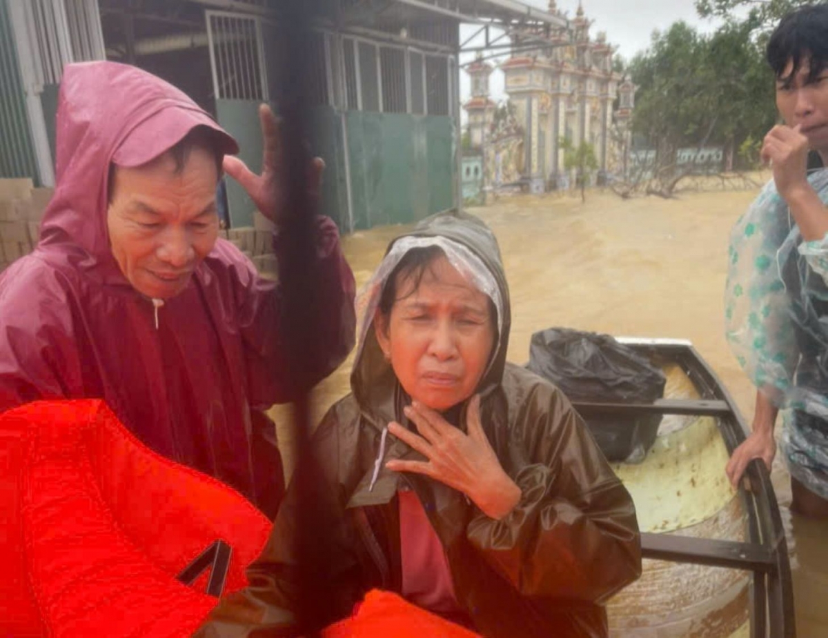 Các lực lượng ở xã Đan Điền, thành phố Huế hỗ trợ người dân đau ốm đi bệnh viện