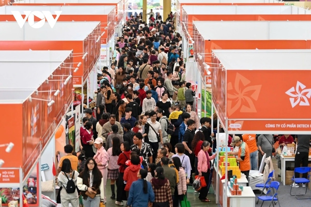 Hoạt động giao thương, mua bán tại hội chợ cũng diễn ra sôi động