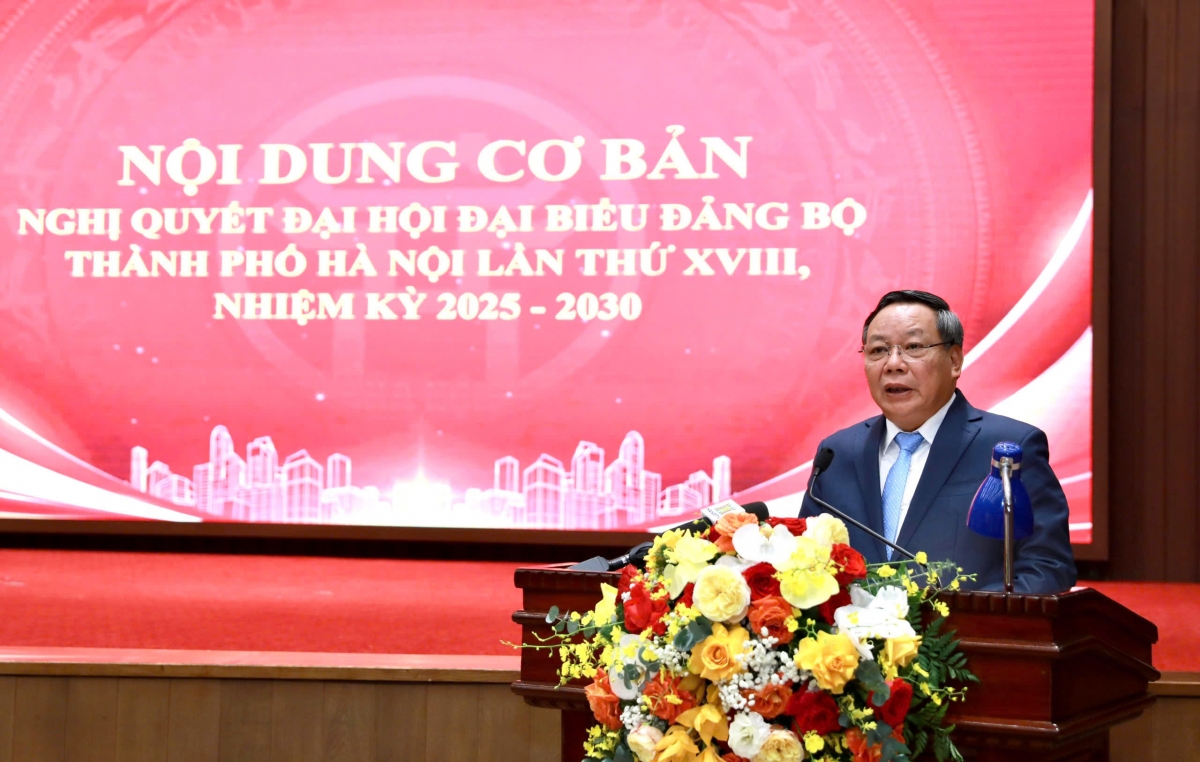 Phó Bí thư Thường trực Thành ủy Nguyễn Văn Phong quán triệt tại Hội nghị.