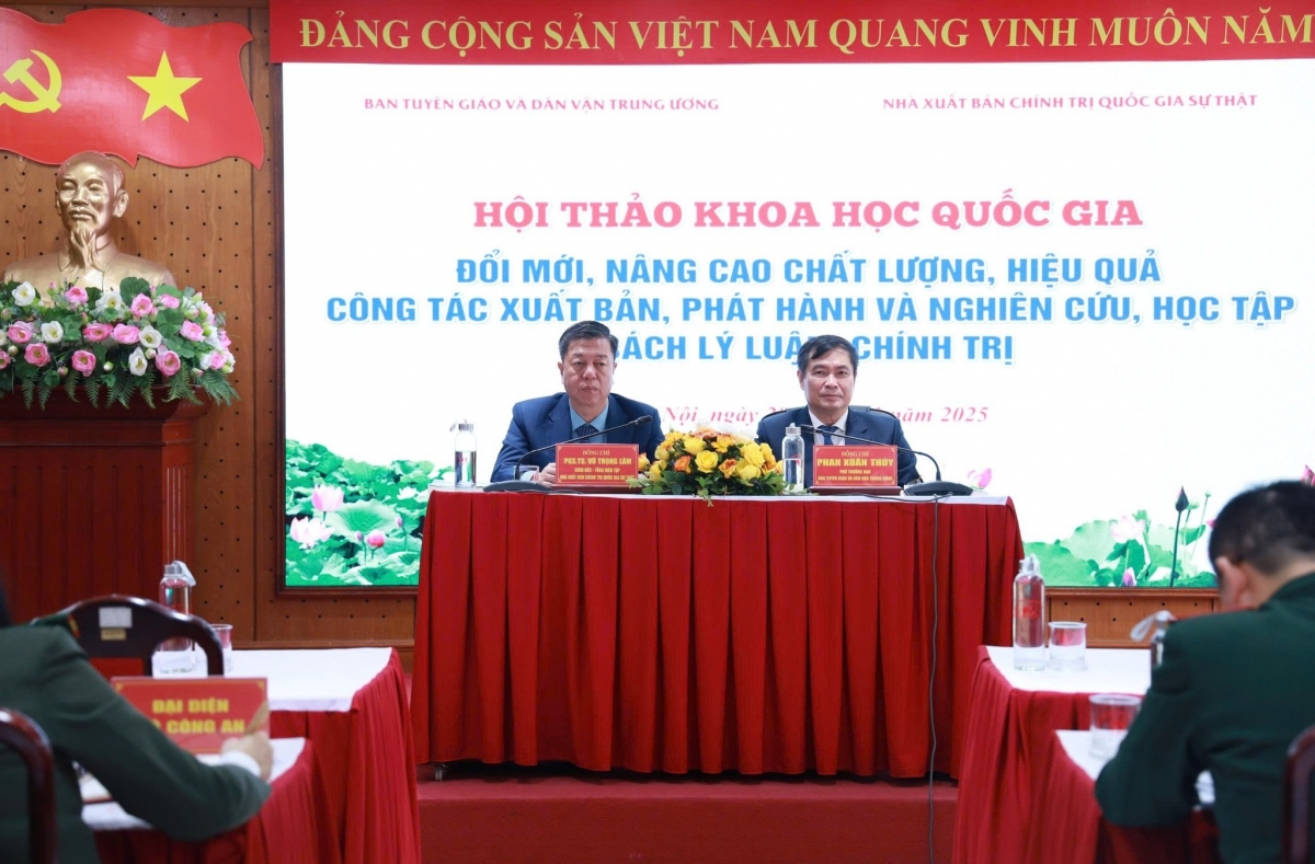 Phó Trưởng Ban Tuyên giáo và Dân vận Trung ương Phan Xuân Thủy và PGS.TS Vũ Trọng Lâm - Giám đốc, Tổng Biên tập Nhà xuất bản Chính trị quốc gia Sự thật chủ trì hội thảo.