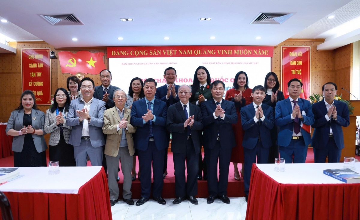 Các đại biểu chụp ảnh lưu niệm.