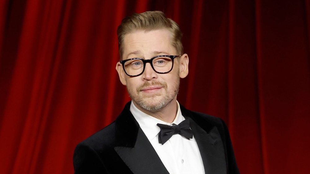 Hình ảnh Macaulay Culkin ở tuổi 45, trưởng thành nhưng vẫn giữ nét tinh nghịch và thân thiện, khiến khán giả nhớ về ký ức tuổi thơ với Kevin McCallister trong "Home Alone". (Ảnh: hollywoodreporter)