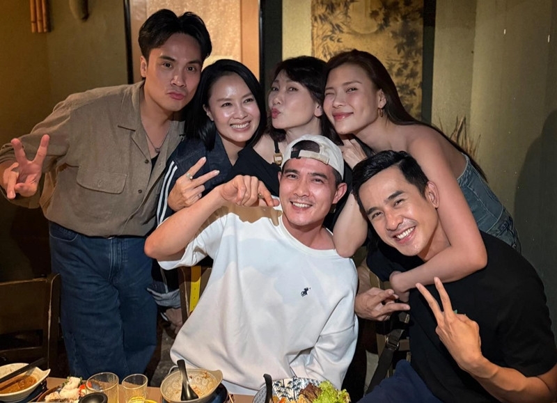 Diễn viên Hồng Diễm có mặt tại Thành phố Hồ Chí Minh để dự sự kiện, vui vẻ hội ngộ vợ chồng Lương Thế Thành cùng nhiều đồng nghiệp miền Nam.