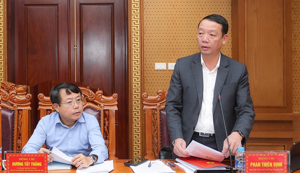 Ông Trần Thiên Định, Chủ tịch UBND tỉnh Hà Tĩnh cho ý kiến tại cuộc họp. (Ảnh: BHT).