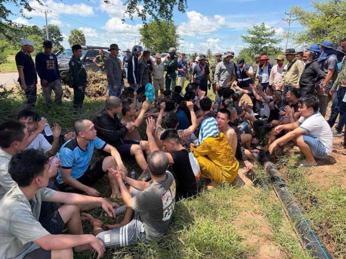 Hình ảnh 37 người Việt Nam tháo chạy từ cơ sở lừa đảo trực tuyến tại Campuchia. Ảnh: CA Hưng Yên