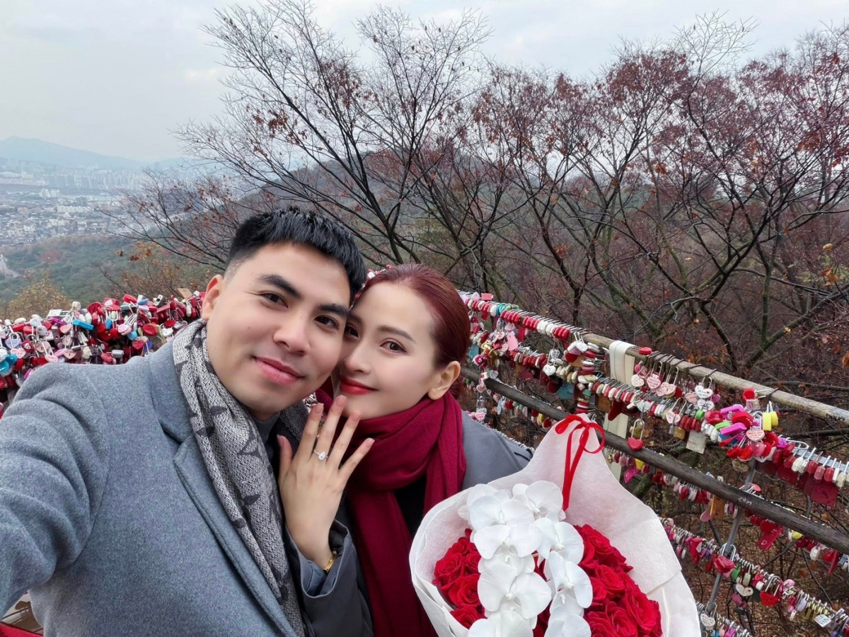 MC Huyền Trang (hay còn gọi là Mù Tạt) đăng tải loạt ảnh bên bạn trai Đức Huy. Huyền Trang cho biết cô đã nhận lời cầu hôn và khoe chiếc nhẫn kim cương ở ngón giữa.