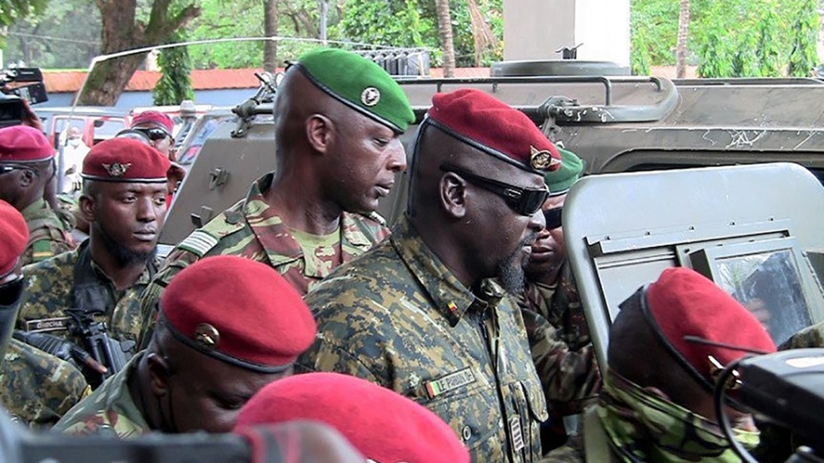 Ông Mamadi Doumbouya vừa tuyên thệ nhậm chức tổng thống lâm thời Guinea. (Ảnh: Reuters)
