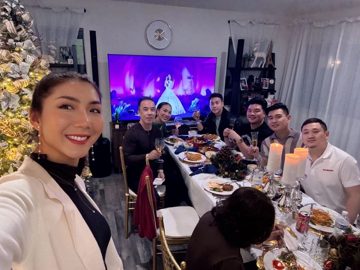 Ngọc Quyên mừng Lễ Tạ ơn cùng nhóm nghệ sĩ ở Mỹ