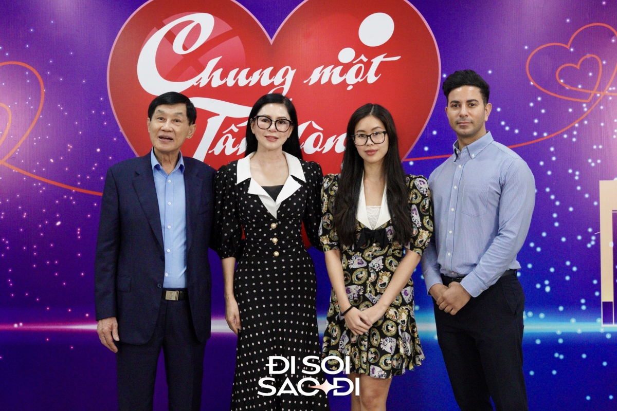 Lần đầu tiên, vợ chồng Tiên Nguyễn công khai chung khung hình bố mẹ