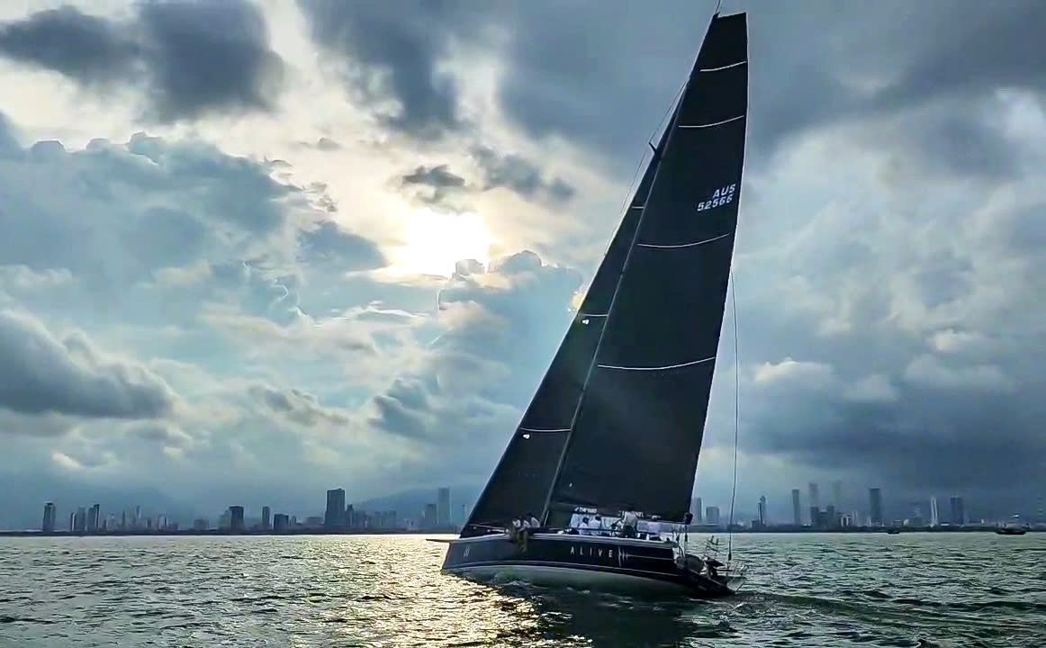 Thuyền buồm Alive (treo cờ Australia) dẫn đầu đoàn thuyền buồm quốc tế đến khu vực vịnh Nha Trang. Nguồn: Ana Marina 