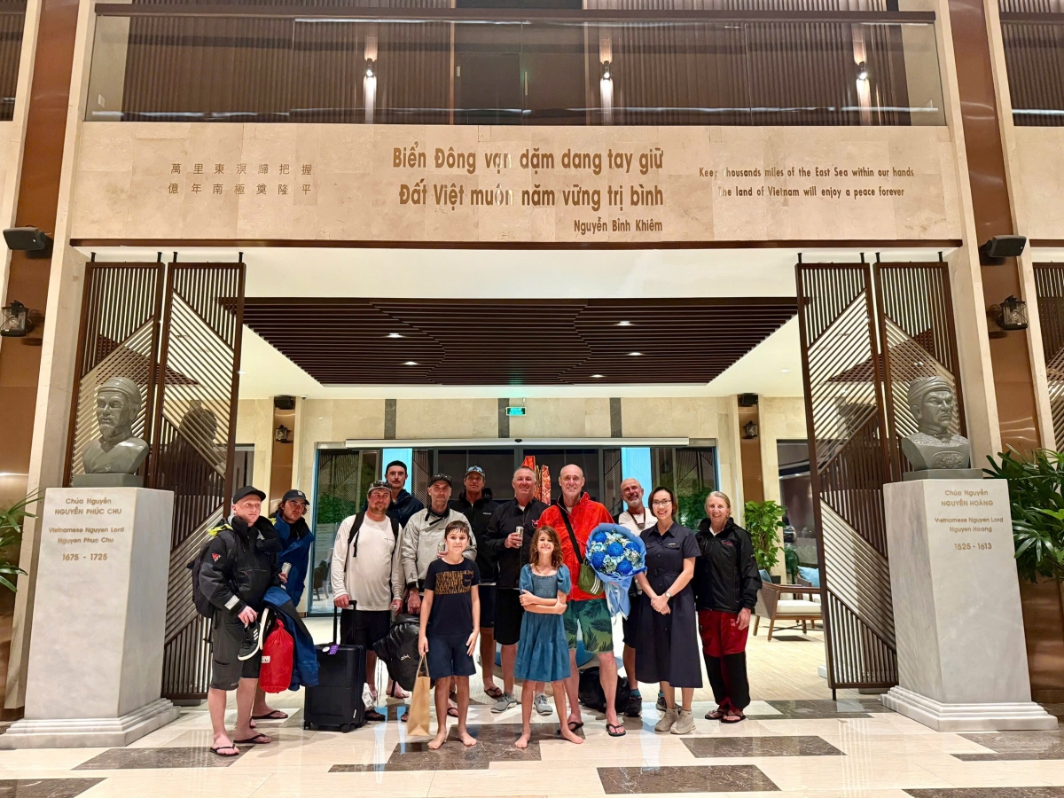 Đại diện bến du thuyền Ana Marina Nha Trang (tỉnh Khánh Hòa) đón đoàn thuyền buồm quốc tế   Nguồn: Ana Marina