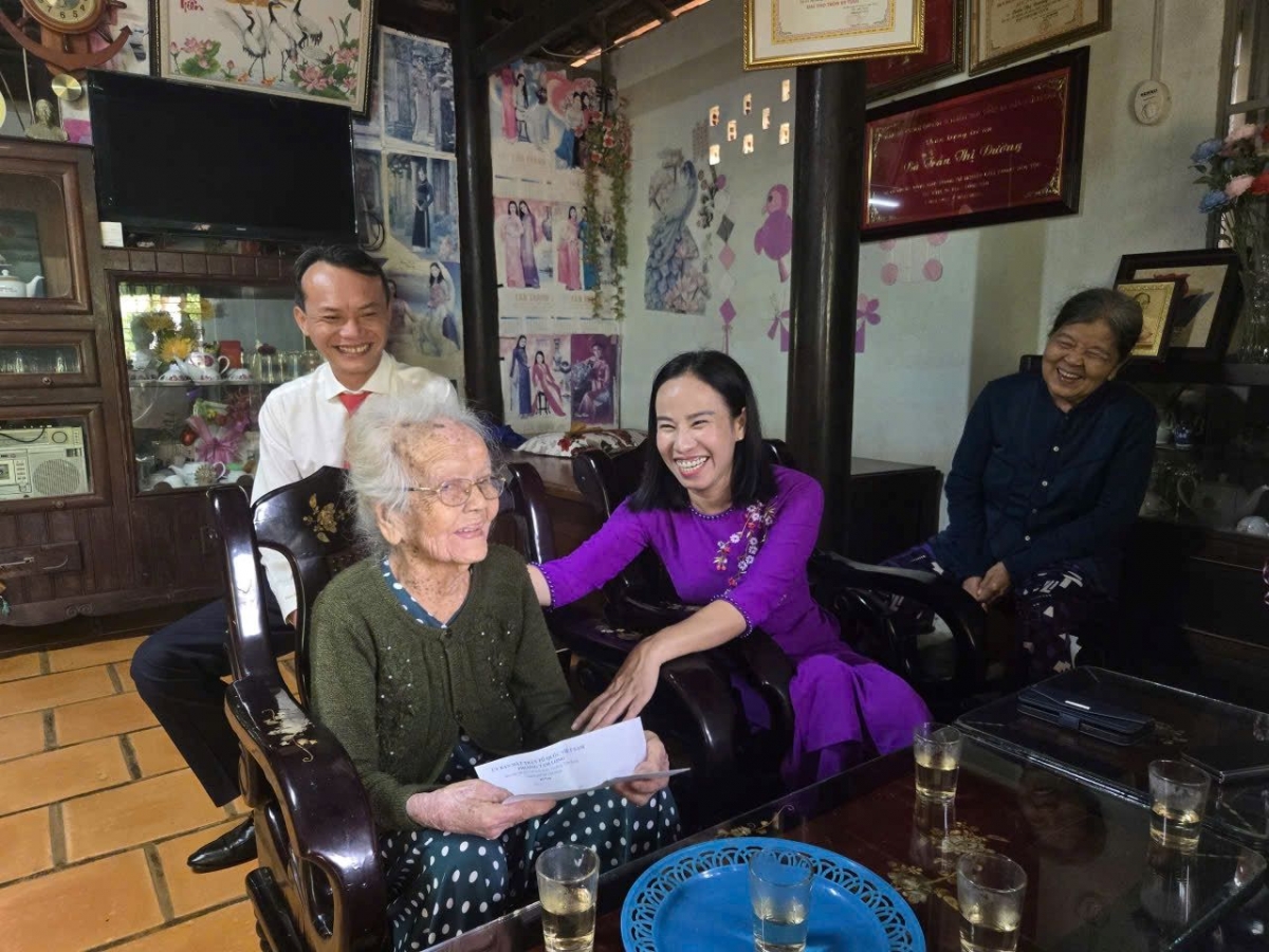 Thăm hỏi Mẹ Việt Nam Anh hùng tại phường Tam Long, Bà Rịa-Vũng Tàu cũ (ảnh: MTTQ TP.HCM)