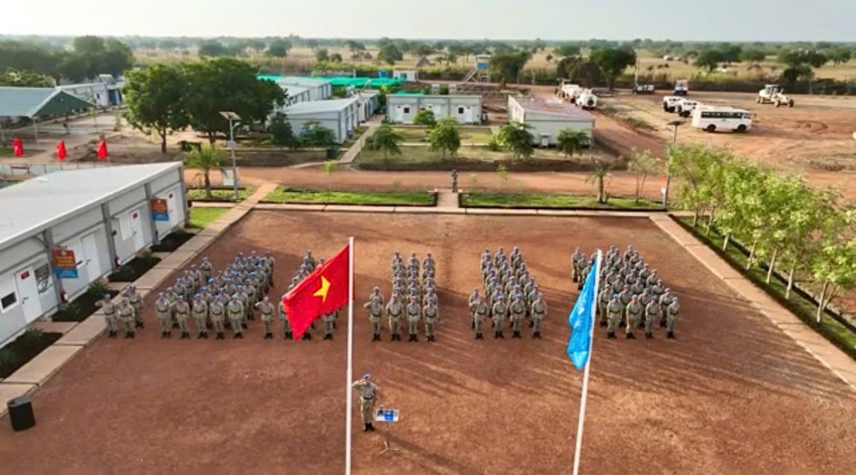 Quang cảnh buổi lễ chào cờ. (Ảnh: Tô Trầm)