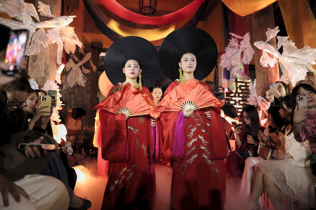 Chia sẻ về Hà Nội – nơi ông khởi nghiệp và nuôi dưỡng niềm đam mê, nhà thiết kế bày tỏ: “Dù có đi muôn nơi, trái tim ông vẫn luôn hướng về Hà Nội, nơi ông đã lập nghiệp và khởi đầu hành trình nghiên cứu, thiết kế y phục Việt hơn 30 năm trước”.